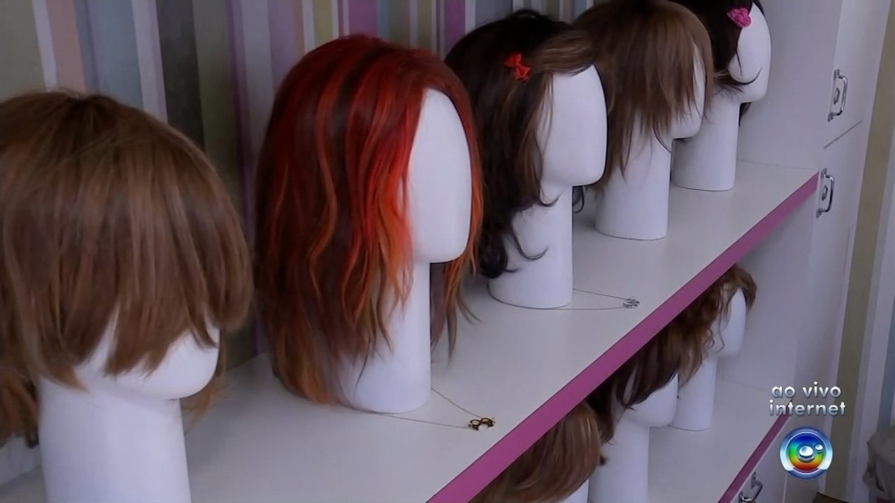 Ladrão se passa por cliente e rouba quase R$ 30 mil em perucas de salão de beleza