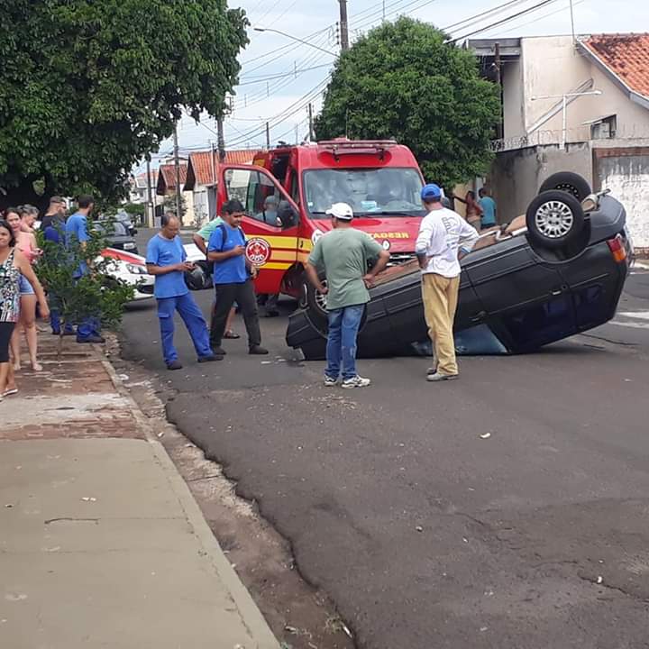 Carro capota ao ser atingido por caminhonete, em Assis