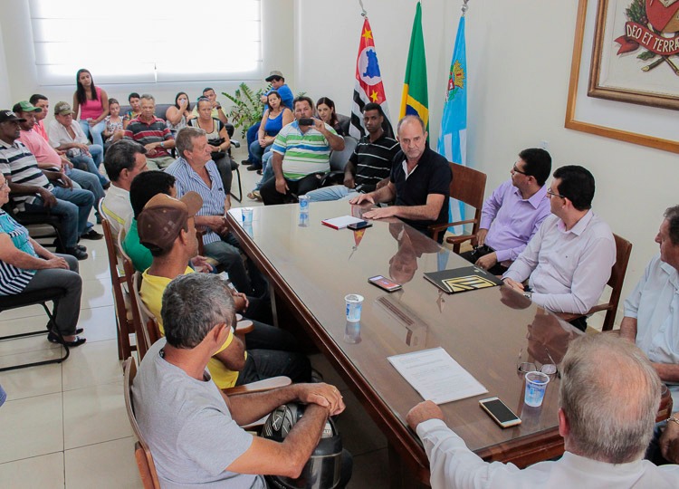 EXPULSÃO: Moradores do bairro Cervinho são recebidos pelo prefeito de Assis em busca de solução