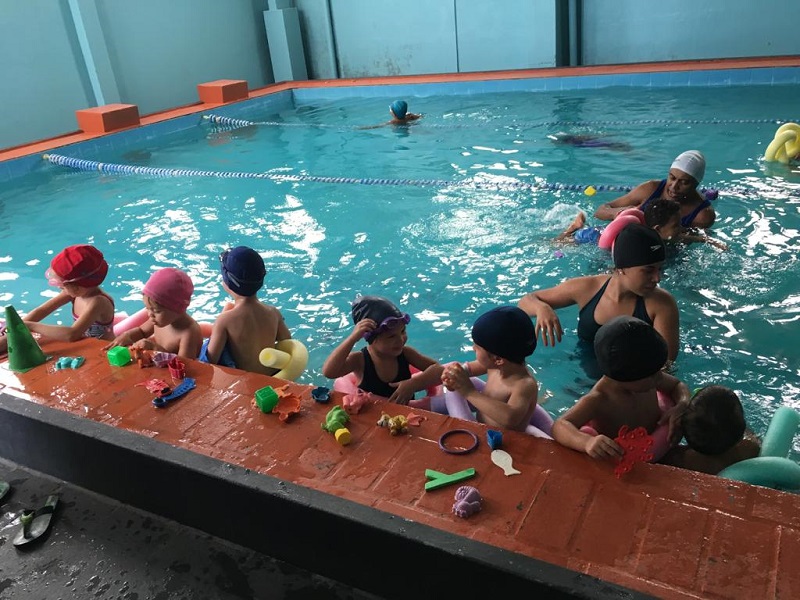 Aulas de natação abrem atividades do Projeto Férias da Casa da Menina