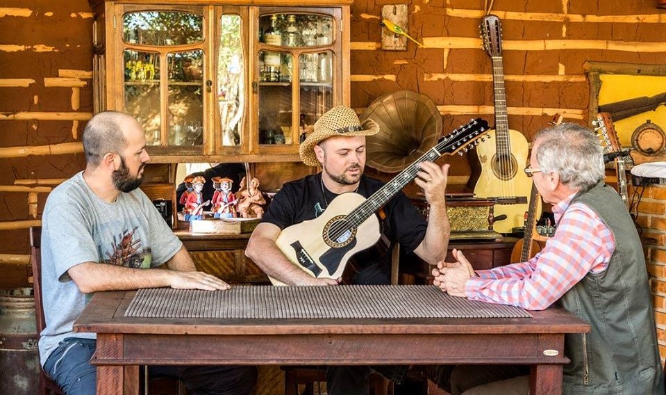 Apresentador do Globo Rural, visitou residências de artistas ligados à cultura da viola, em Assis