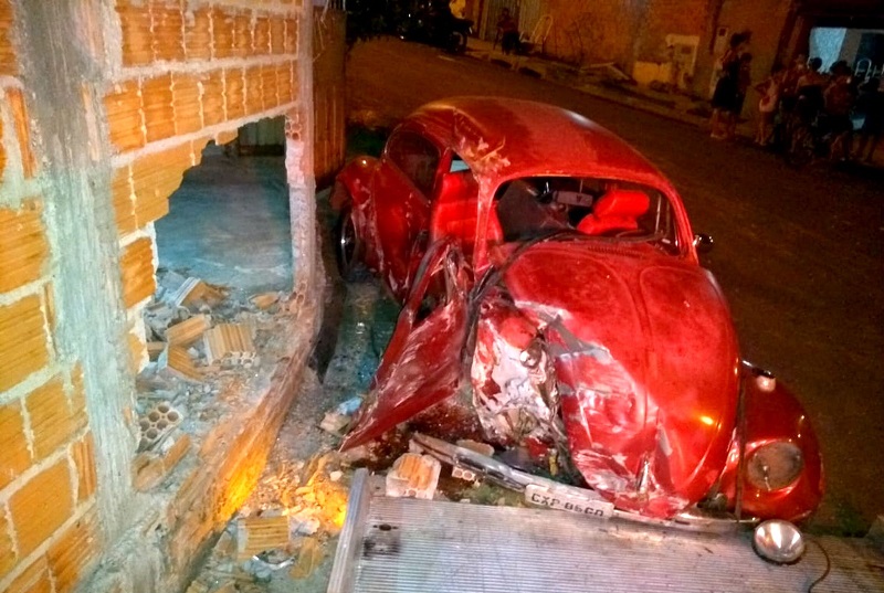 Carro desgovernado atinge muro de casa em Assis e moradora fica ferida