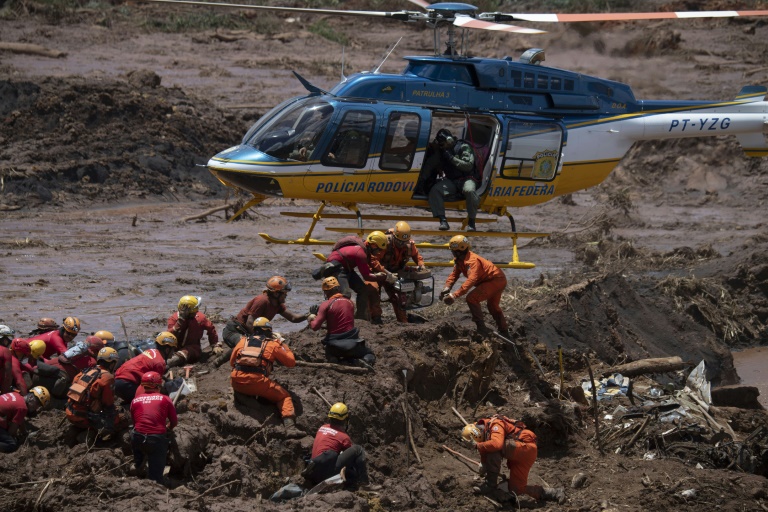 O sol começa a devolver os mortos às famílias traumatizadas de Brumadinho