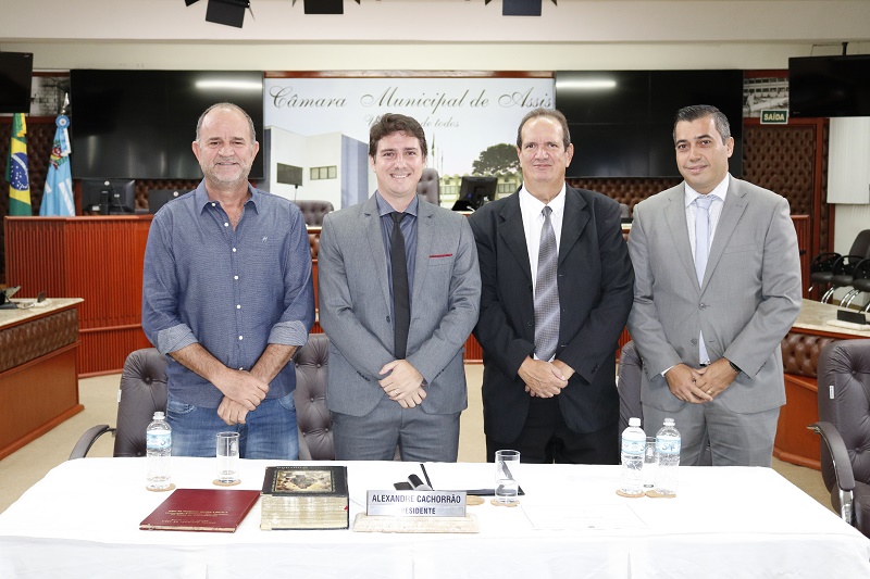 Presidente da Câmara Municipal dá nova posse ao vereador Ernesto Nóbile, em Assis