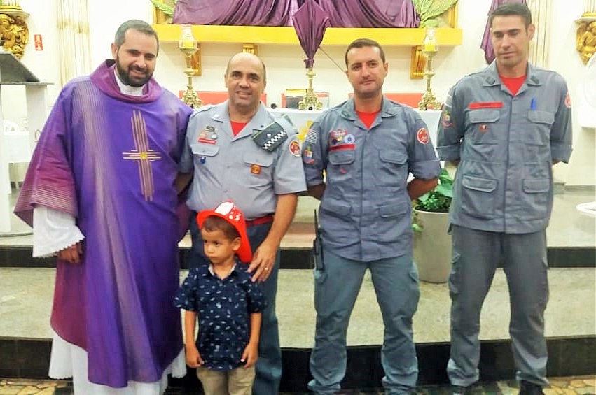 Homenagem dos bombeiros: Menino de três anos é supreendido em missa na Vila Glória, em Assis