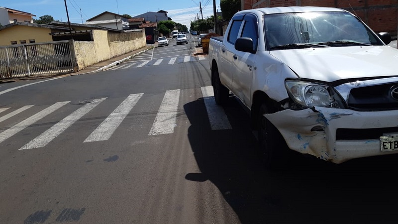 Caminhonete e triciclo colidem na esquina da Santos Dumont e André Perine, em Assis