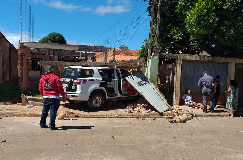 Viatura da PM bate em carro parado e derruba muro de casa em Assis