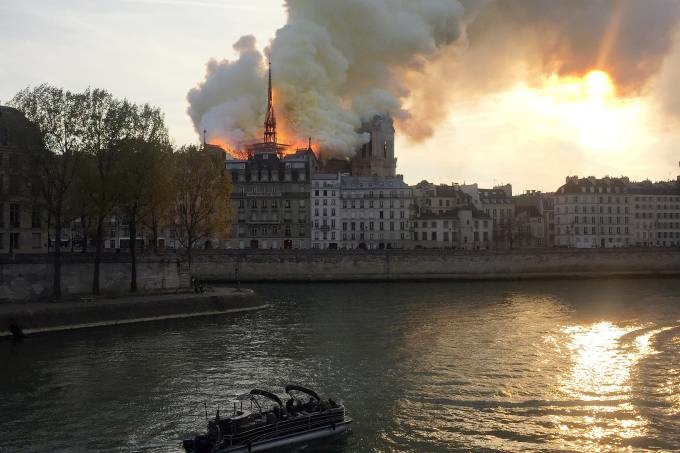 Incêndio atinge catedral de Notre Dame, em Paris