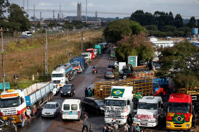 Caminhoneiros ameaçam iniciar nova greve em 29 de abril