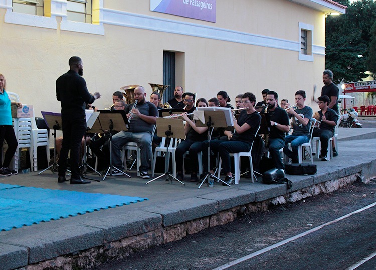 Banda Municipal se apresenta na Praça do Bonfim, em Assis