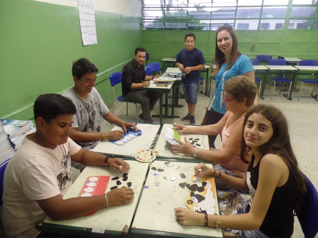 Entrega de kits 'Mind Lab' gera momentos de interação na escola Carolina Burali, em Assis