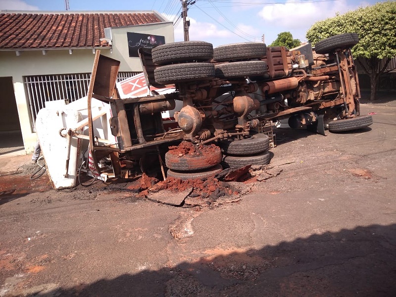 Asfalto cede e caminhão tomba em Paraguaçu Paulista