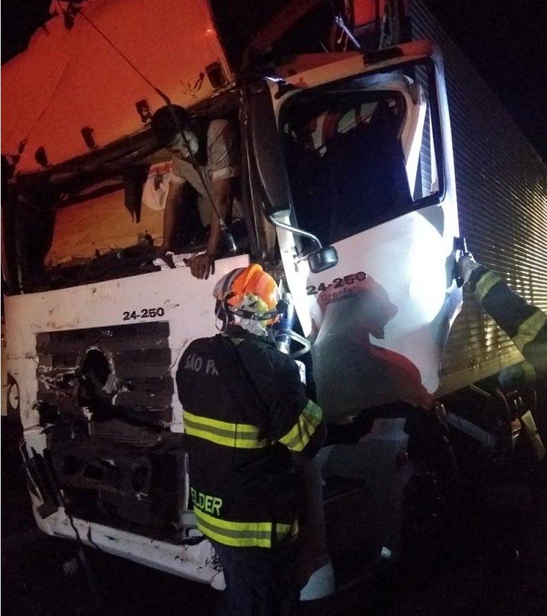 Motorista fica preso às ferragens em acidente envolvendo caminhões na Raposo Tavares em Assis