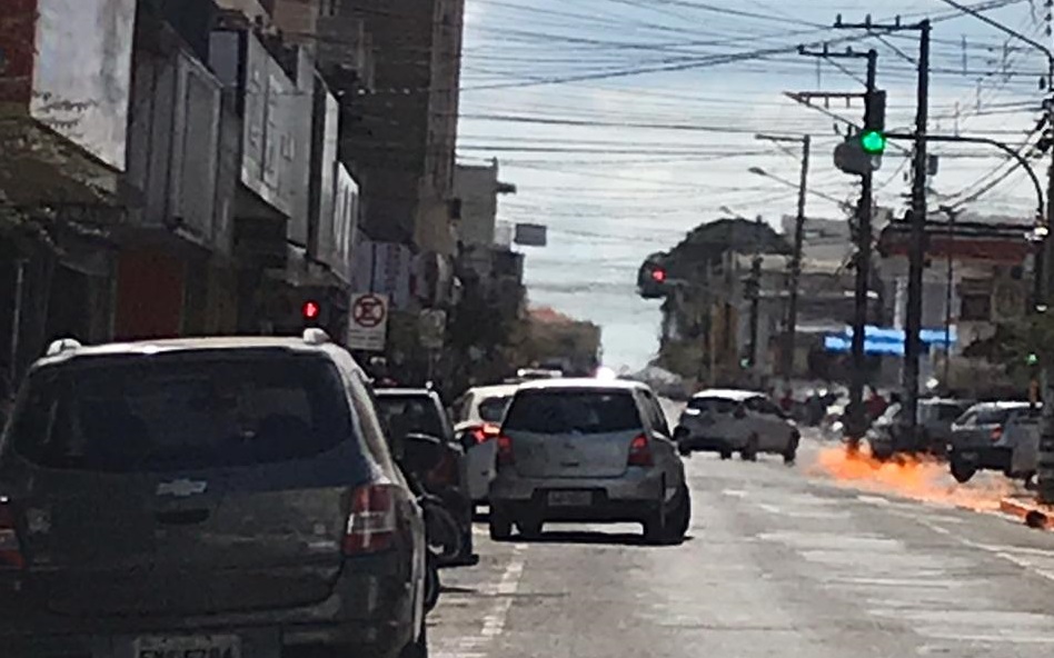 Mangueira de combustível escapa e fogo deixa rastro em avenida de Assis
