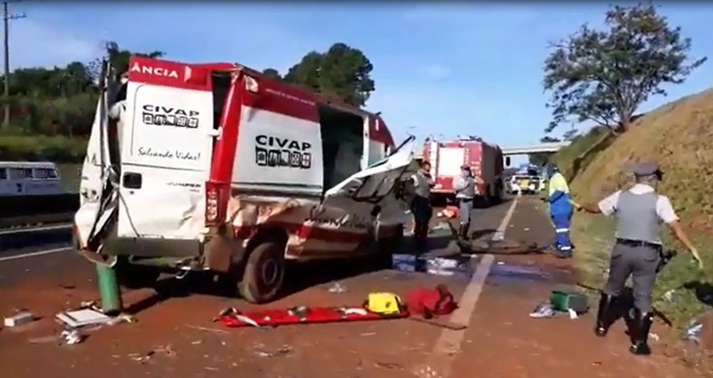 Ambulância do Samu capota em rodovia e deixa três socorristas feridos, em Assis