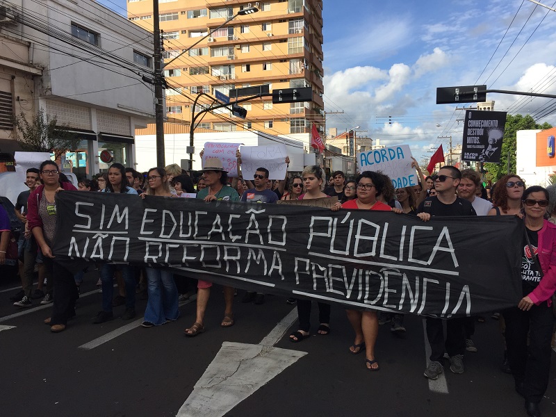 Manifestantes protestam contra os cortes na Educação, na Avenida Rui Barbosa, em Assis