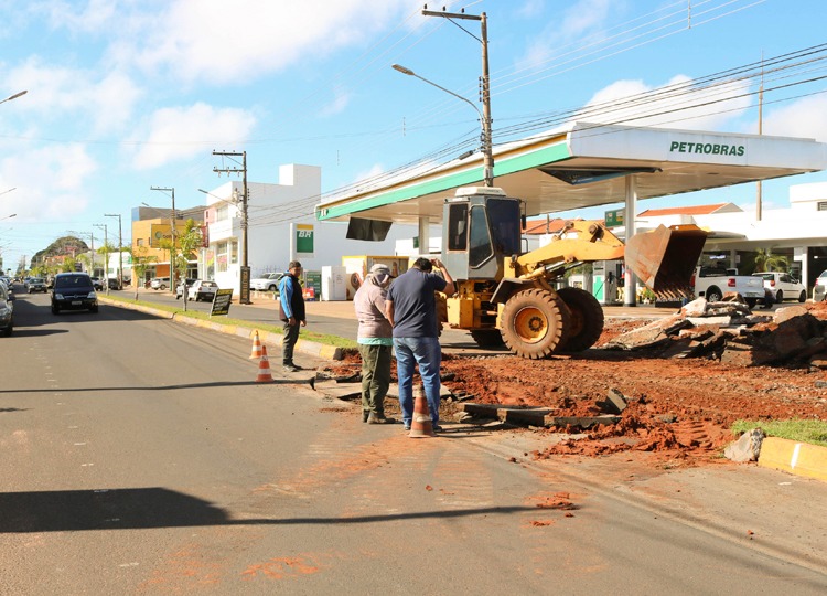 Prefeitura constrói rotatória na Dom Antônio, em Assis