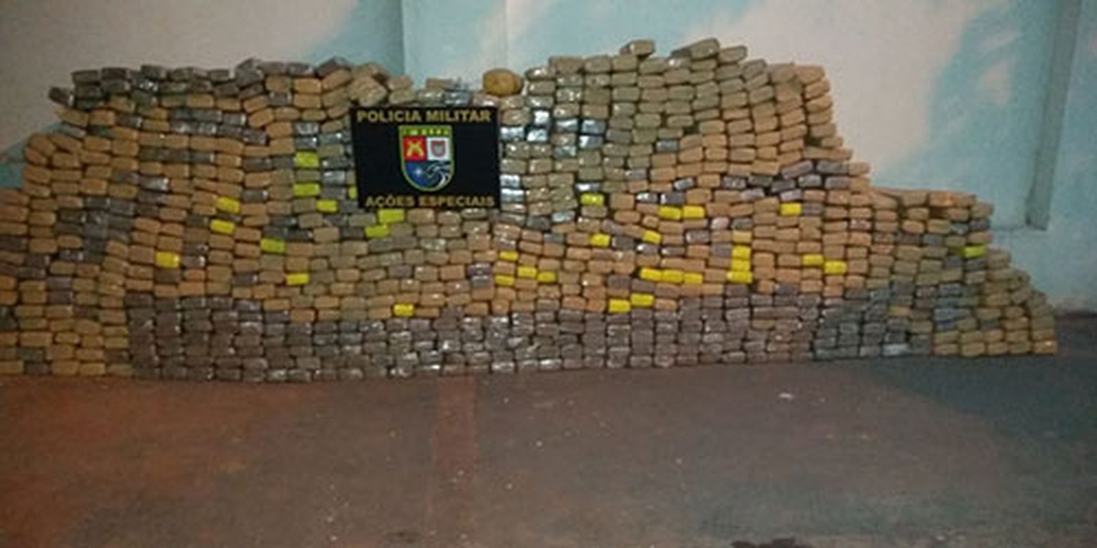 Polícia Militar apreende uma tonelada de drogas entre carga de milho, em Cândido Mota