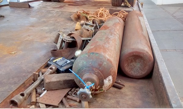 Suspeitos abandonam caminhão durante tentativa de furto de trilhos de trem em Cândido Mota