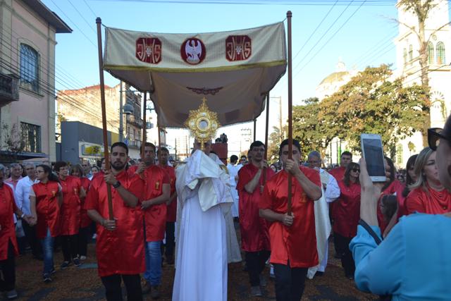 Procissão de Corpus Christi sai da Catedral após a missa das 15 horas