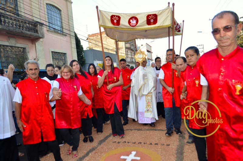 Milhares de fiéis acompanham a procissão de Corpus Christi