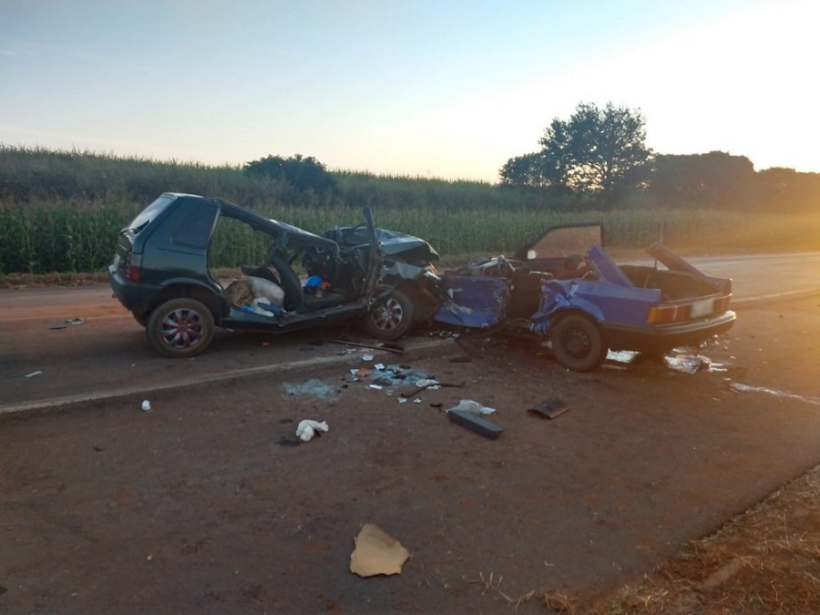 Acidente entre carros e caminhão deixa 4 mortos e 5 feridos em Nantes, interior de SP