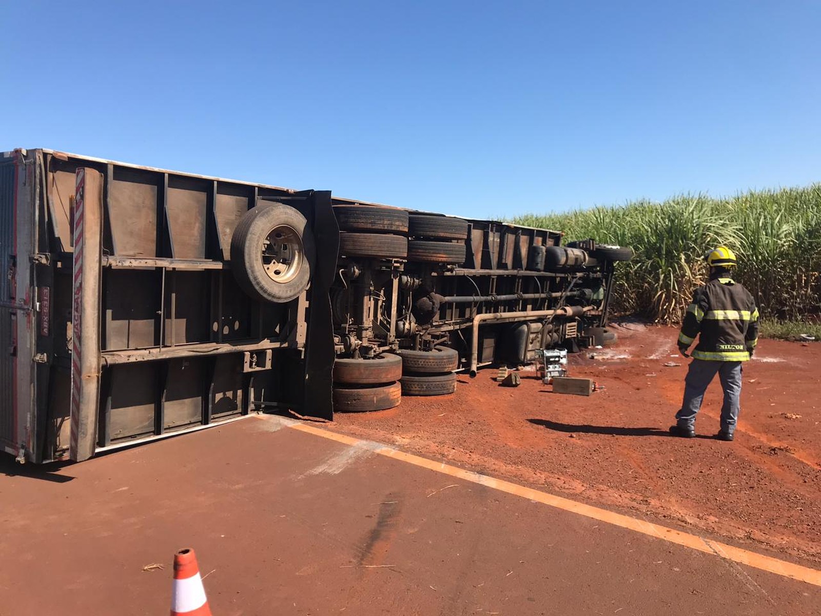 Motorista morre após caminhão tombar em rodovia de Florínea