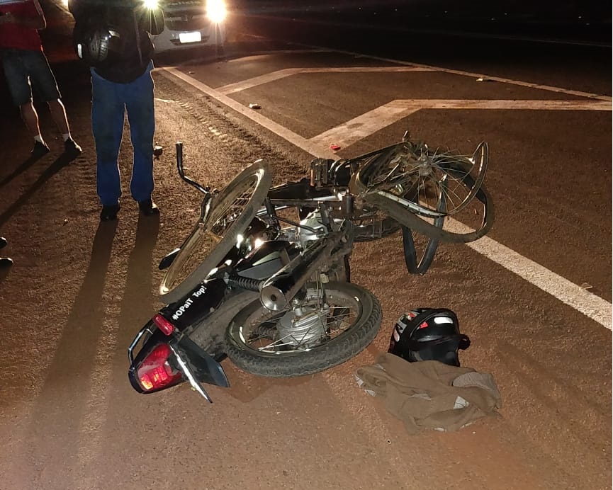 Moto e bicicleta colidem violentamente em Cândido Mota