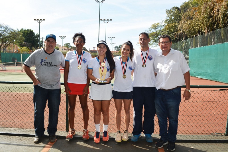 Assis fica em primeiro lugar no tênis feminino