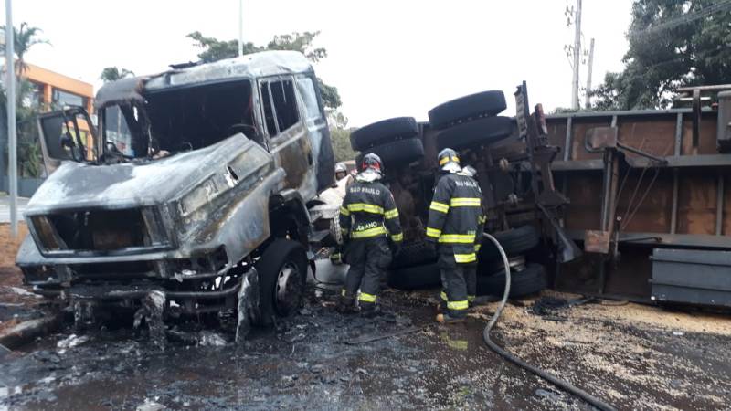 Caminhão dirigido por assisense tomba e pega fogo em São Paulo