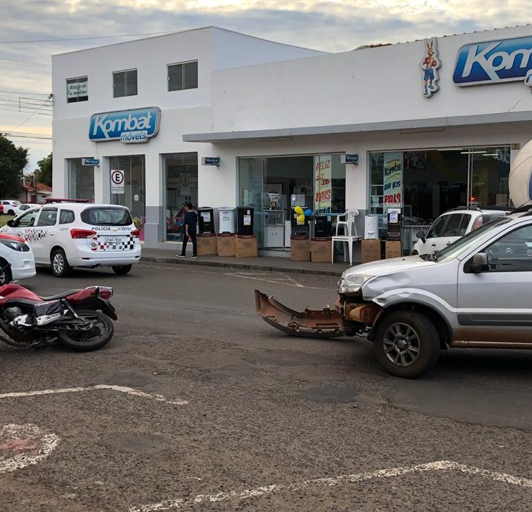 Carro e moto batem violentamente na Avenida Armando Sales, em Assis