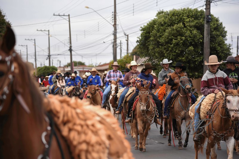 Cavalgada abre ‘Gigante Vermelho’ nas ruas de Cândido Mota