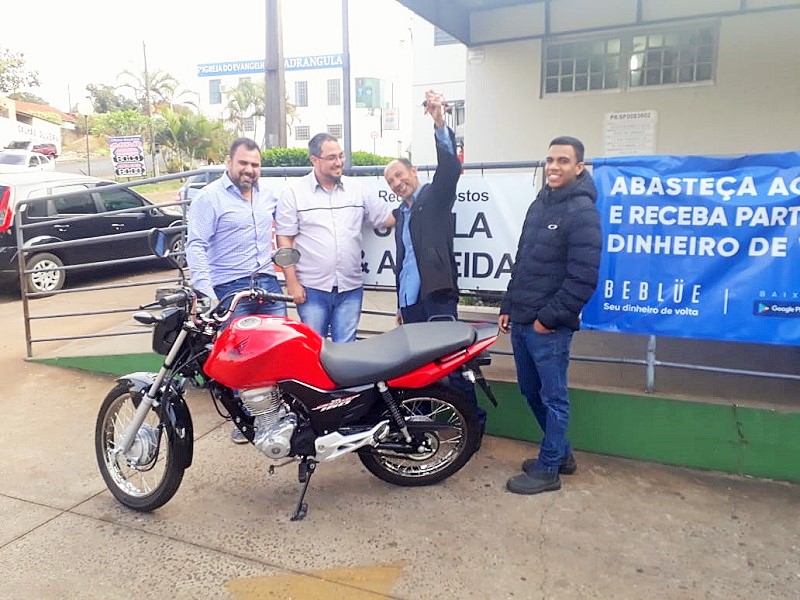 Ganhador da promoção 'Abasteça Aqui e Vá de Honda' recebe a moto