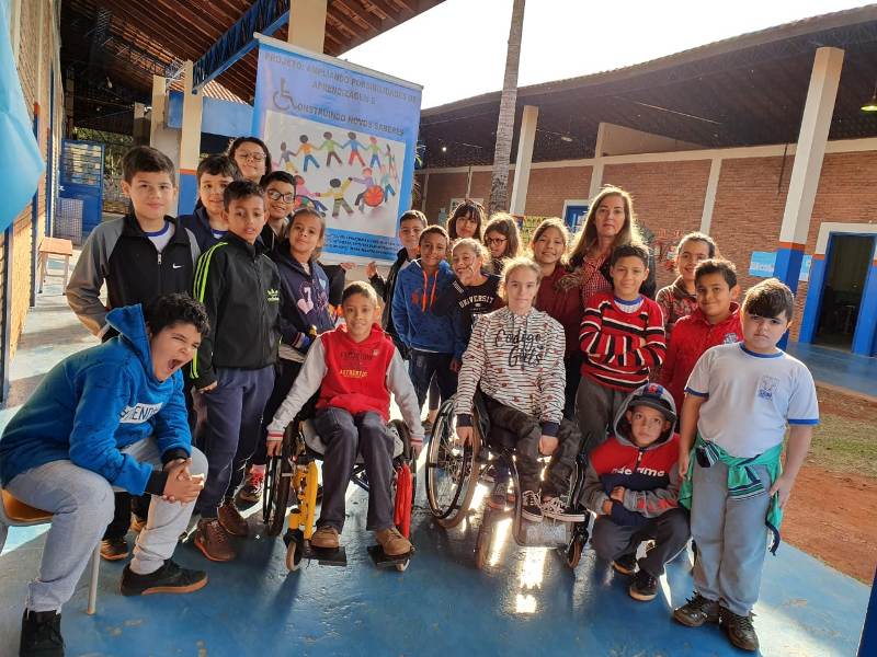 Alunos de escola pública de Tarumã experimentam ser cadeirantes por um dia