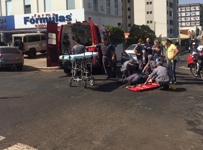 Carro e moto conduzida por policial militar colidem no centro de Assis