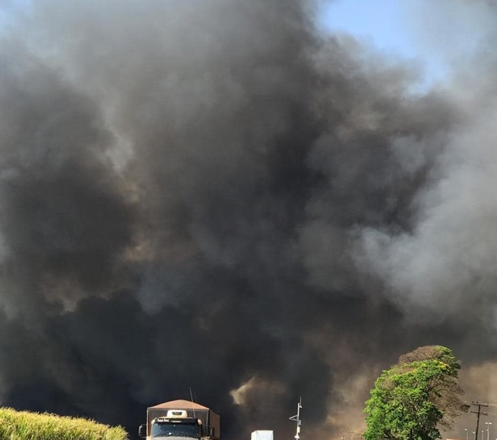 Incêndio interdita passagem entre os estados de São Paulo e Paraná, pela SP-333