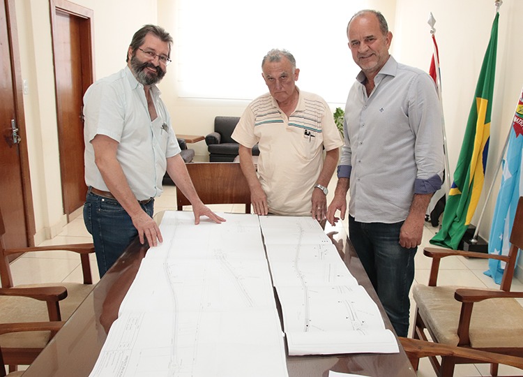 Prefeito de Assis e 'Capitão Coelho' discutem projeto de canteiro central na Benedito Pires