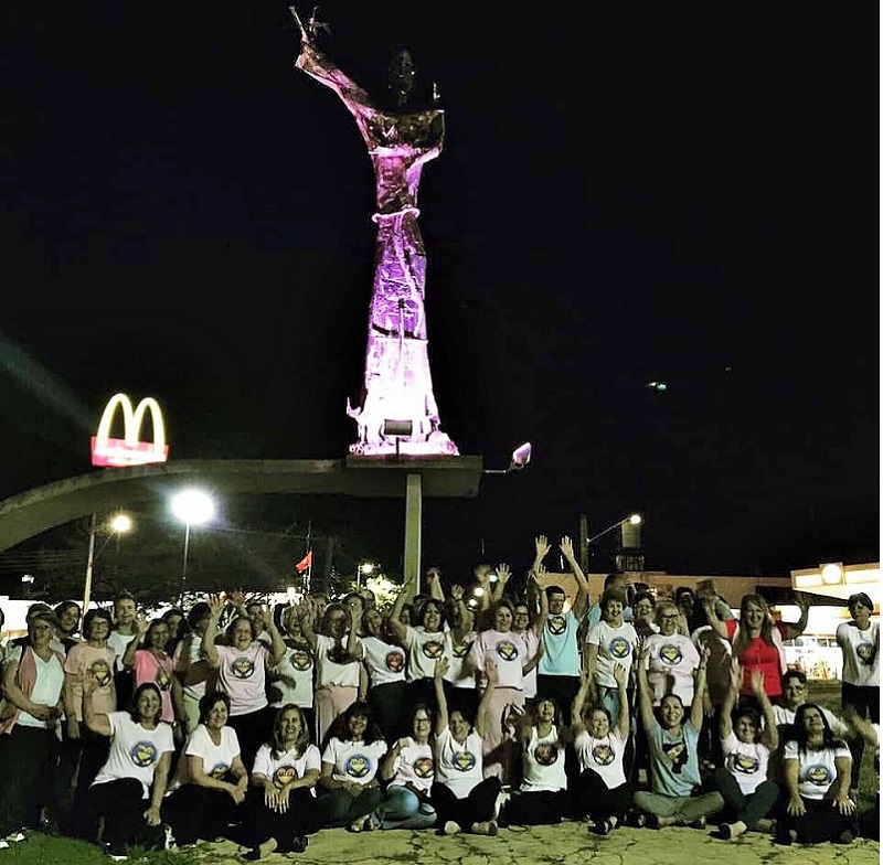 ‘Chicão de Lata’ recebe iluminação cor-de-rosa devido ao Outubro Rosa, em Assis