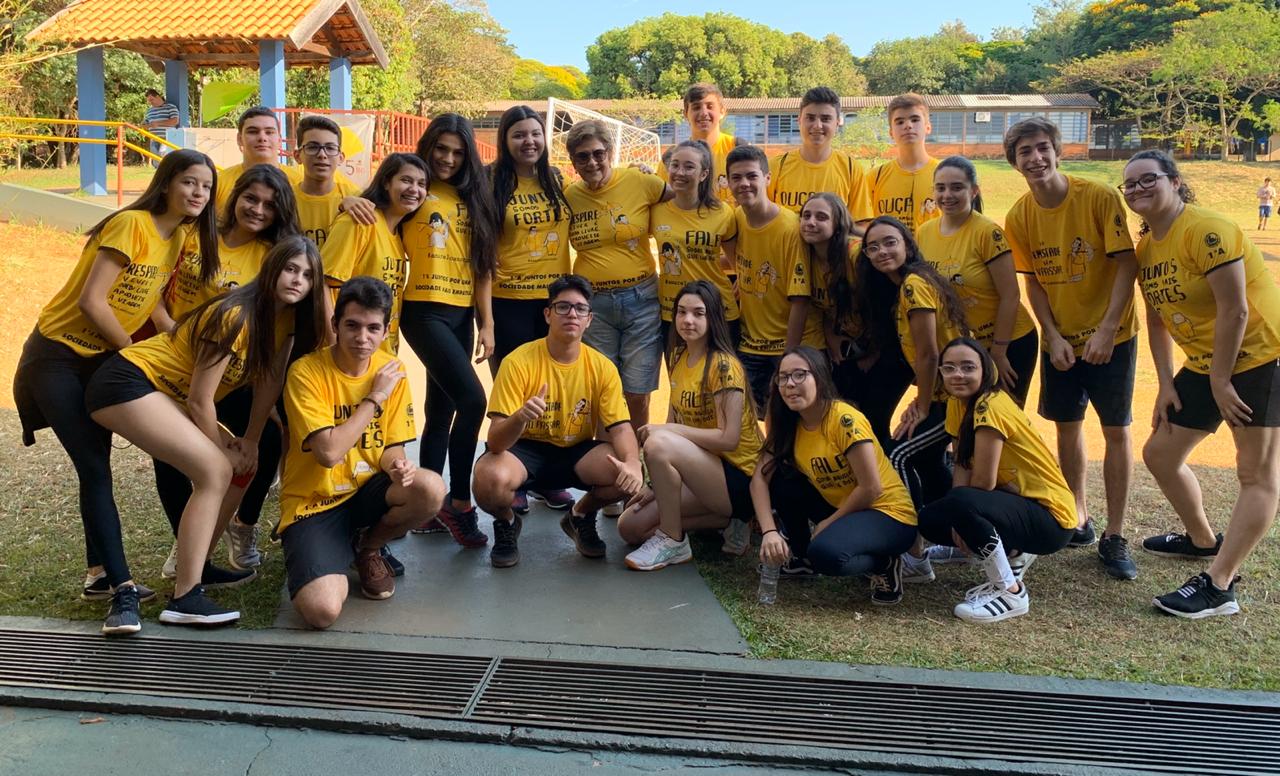 Turma do 1º Colegial da escola Anglo Xereta faz gesto de caridade no Dia das Crianças