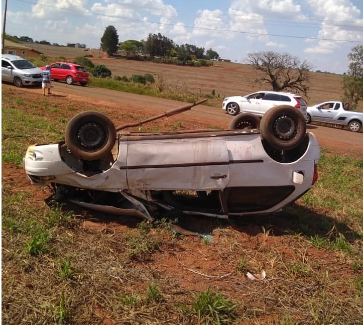 Motorista perde controle da direção e capota carro perto do asilo