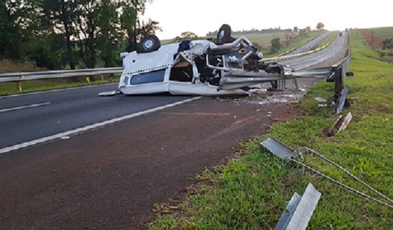 Capotamento entre Assis e Maracaí mata um e fere quatro