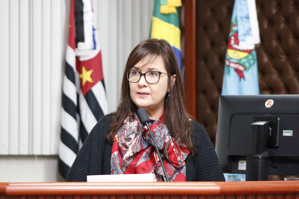 Professora Dedé é a primeira mulher a presidir a Câmara Municipal de Assis