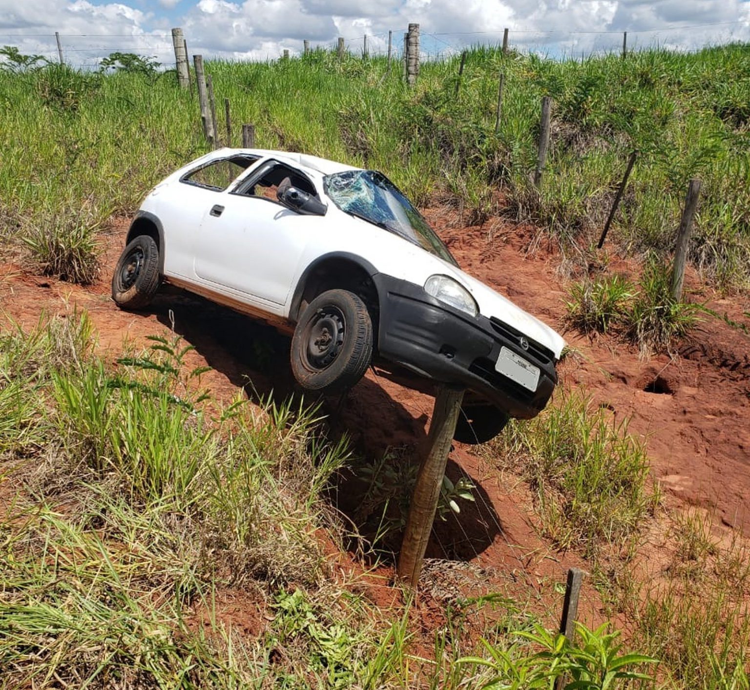 Motorista fica ferido após capotamento de veículo em Rancharia