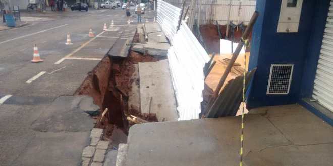 Chuvas abrem cratera que 'engoliu' calçada e parte de avenida em Assis