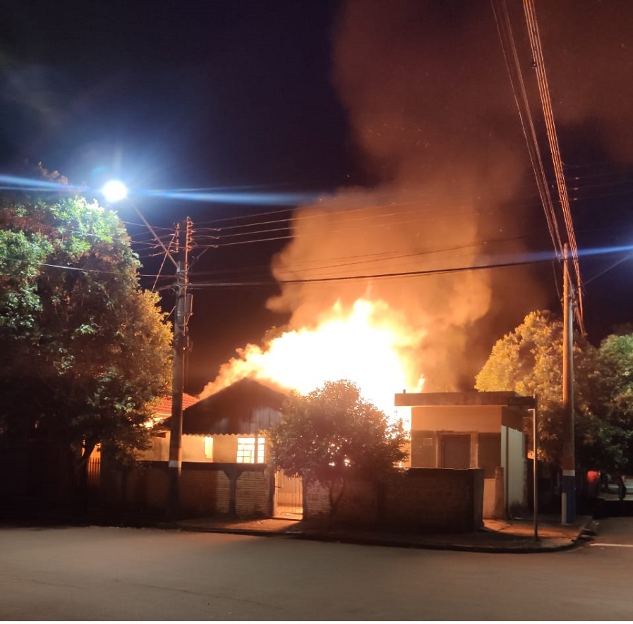 Casa frequentada por andarilhos pega fogo, em Tarumã