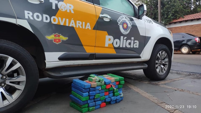 Casal de irmãos do MS é preso com 64 tijolos de maconha, em Florínea/SP