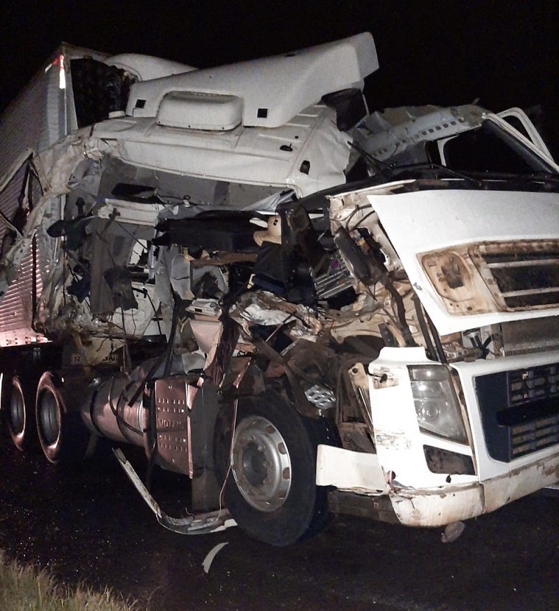 Motorista sai ileso de acidente que deixou cabine de caminhão destruída em Assis