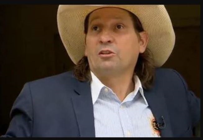 Asa Branca, locutor conhecido como 'lenda dos rodeios', morre aos 57 anos em SP