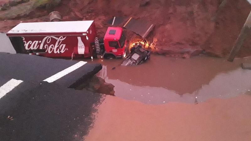 Chuvas abrem cratera na rodovia de Marília e uma pessoa morre