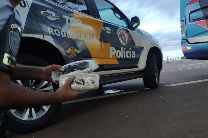 Passageiras de ônibus são flagradas com tabletes de cocaína em Palmital